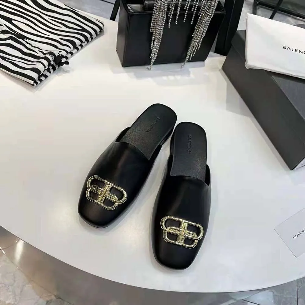 Balenciaga Sandalias Cozy BB para mujer en piel de becerro lisa negra con herrajes en oro envejecido