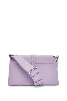 Bolso de bandolera en piel sintética con logo en metal