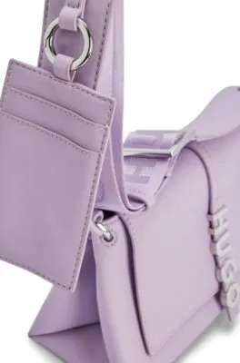 Bolso de bandolera en piel sintética con logo en metal