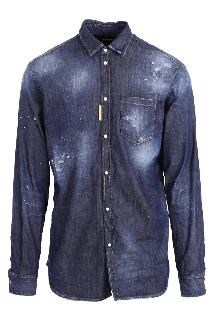 Camisa vaquera azul con pintura blanca 
