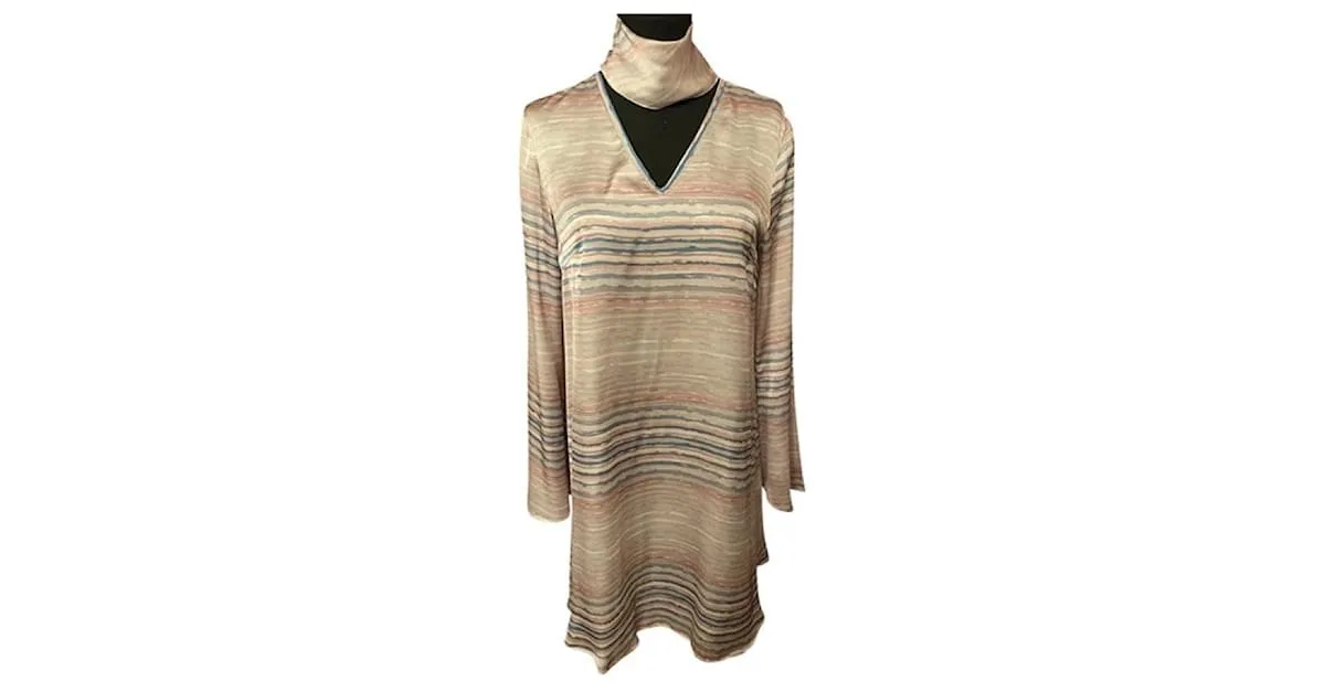 Elegante vestido ligero Colección TRUSSARDI con estampado de rayas finas, Color dominante rosa) 