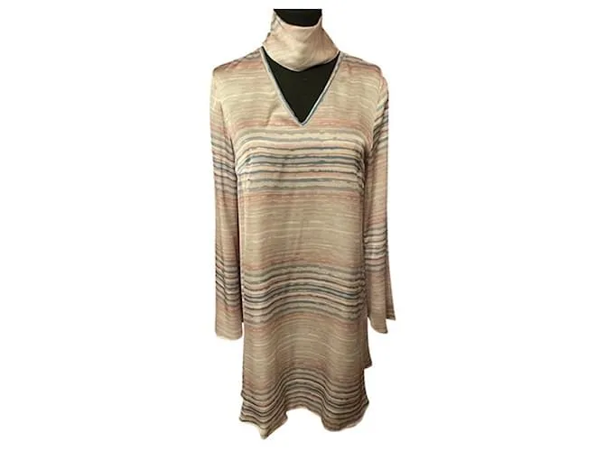Elegante vestido ligero Colección TRUSSARDI con estampado de rayas finas, Color dominante rosa) 