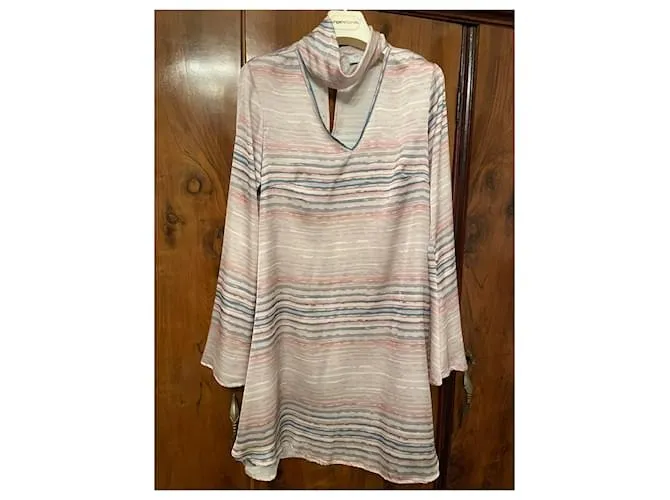 Elegante vestido ligero Colección TRUSSARDI con estampado de rayas finas, Color dominante rosa) 