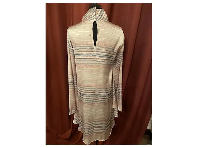 Elegante vestido ligero Colección TRUSSARDI con estampado de rayas finas, Color dominante rosa) 