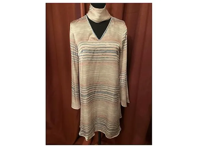 Elegante vestido ligero Colección TRUSSARDI con estampado de rayas finas, Color dominante rosa) 