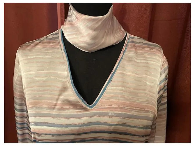Elegante vestido ligero Colección TRUSSARDI con estampado de rayas finas, Color dominante rosa) 