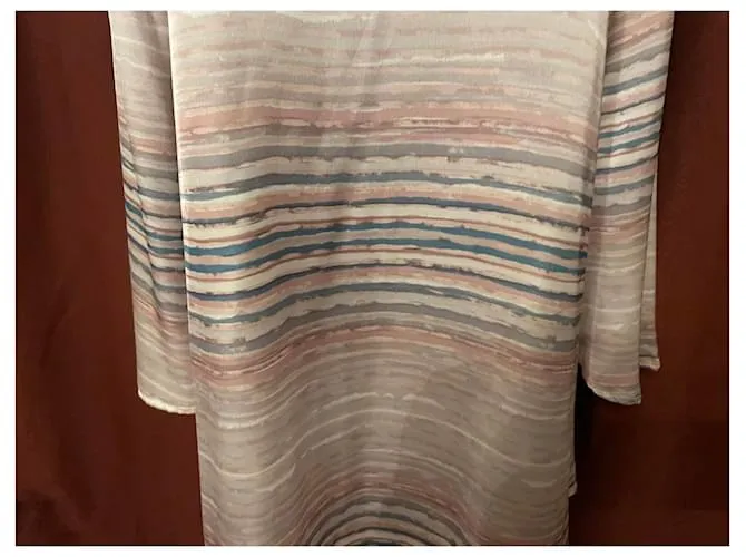 Elegante vestido ligero Colección TRUSSARDI con estampado de rayas finas, Color dominante rosa) 