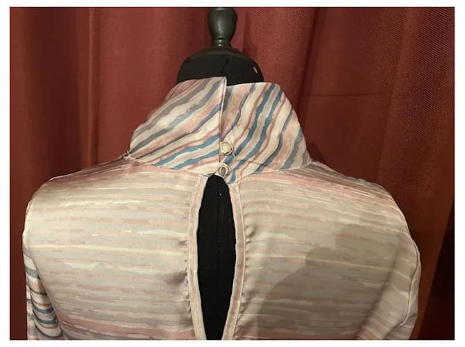 Elegante vestido ligero Colección TRUSSARDI con estampado de rayas finas, Color dominante rosa) 