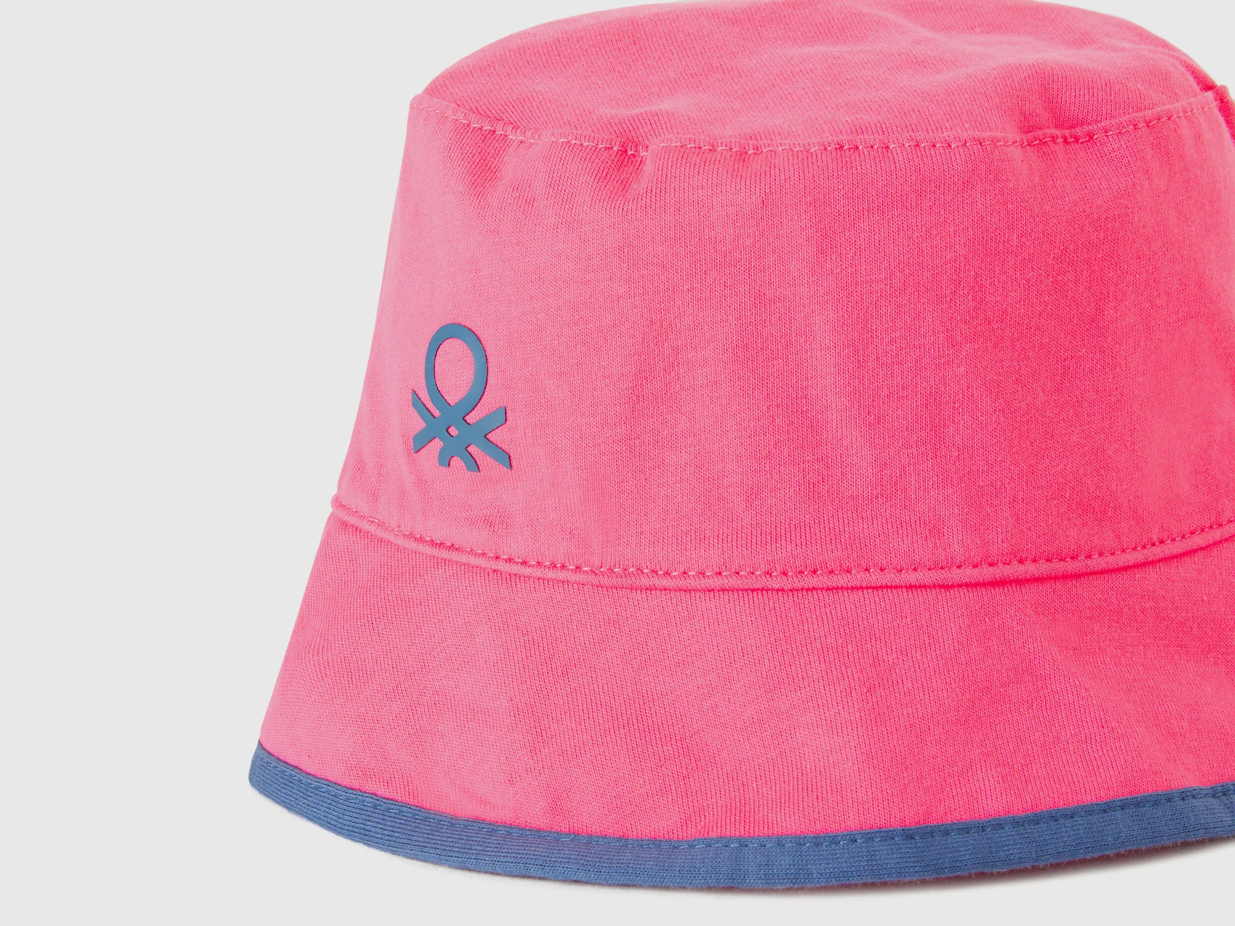 Gorro reversible con estampado de fresas