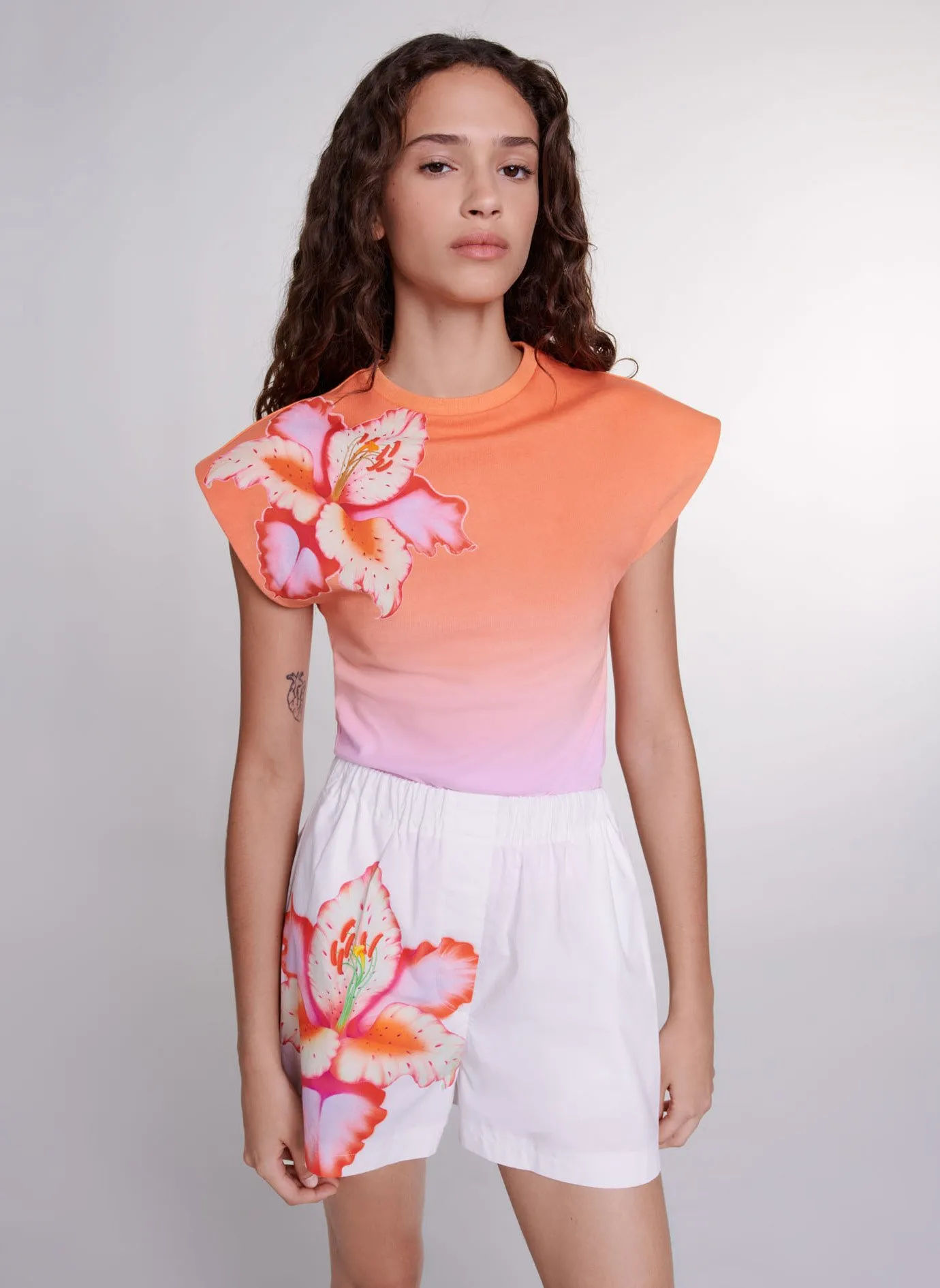 MAJE Top cuello redondo con estampado floral en naranja