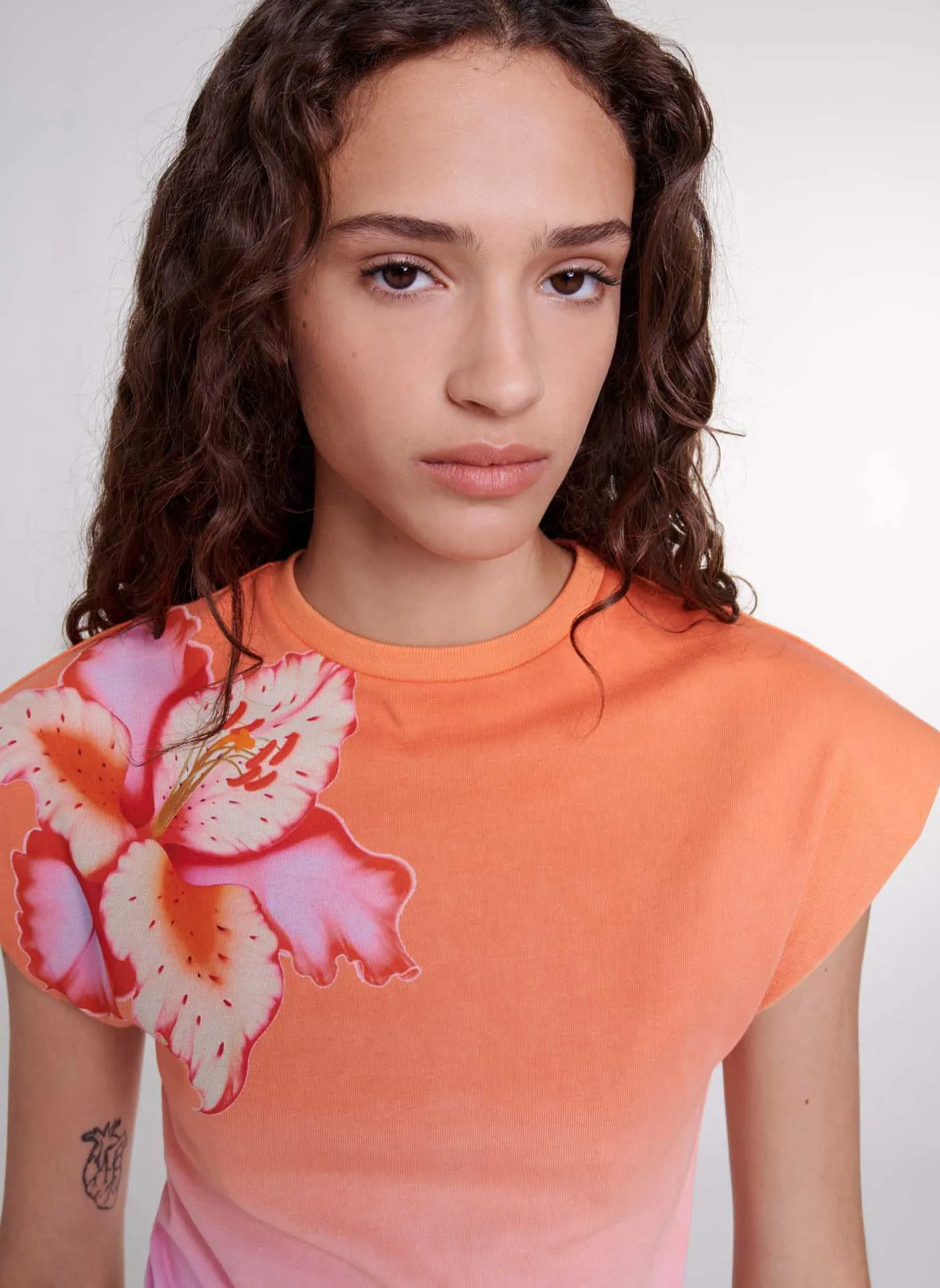 MAJE Top cuello redondo con estampado floral en naranja