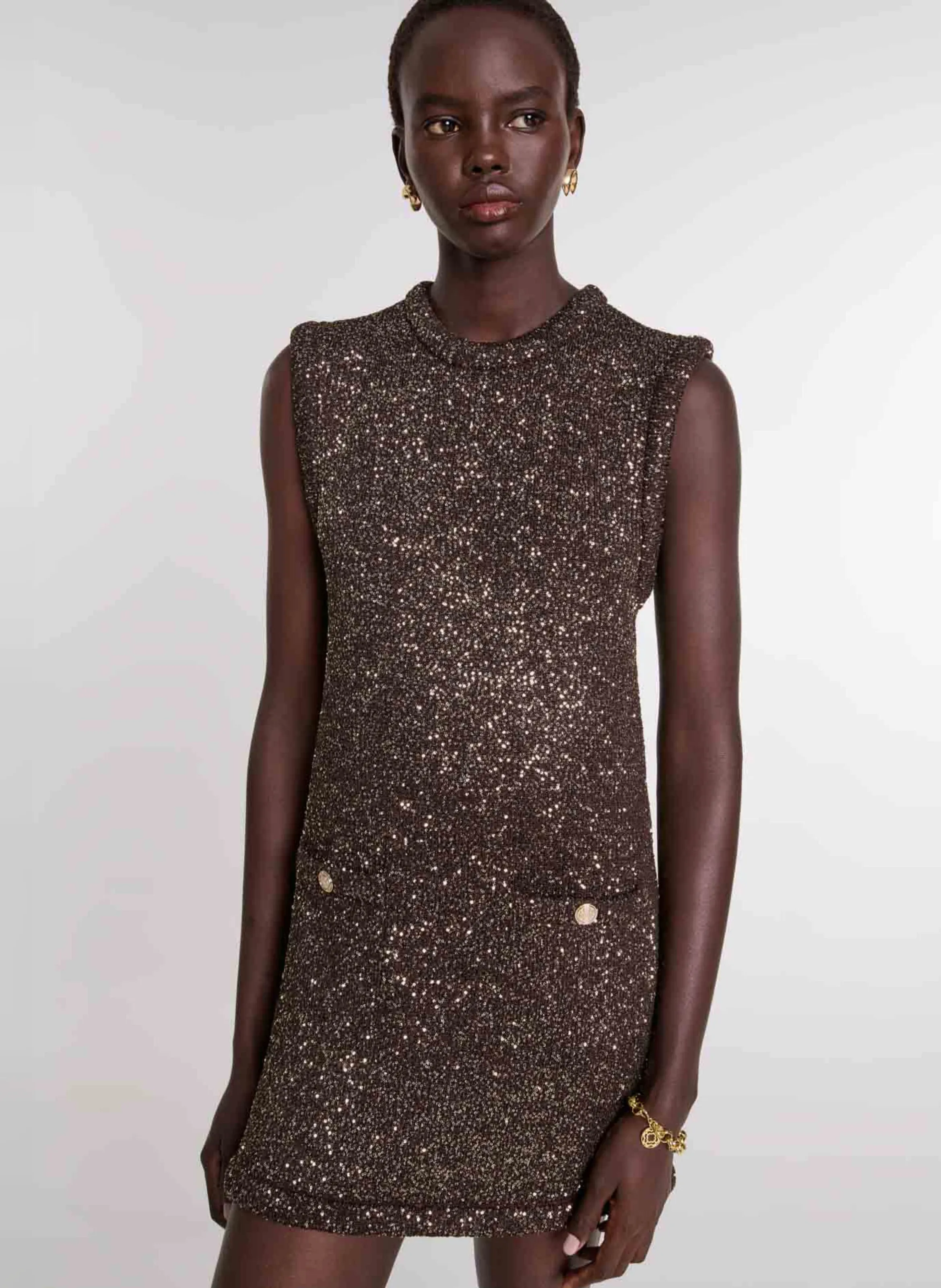 MAJE Vestido corto con cuello redondo y lentejuelas en marron