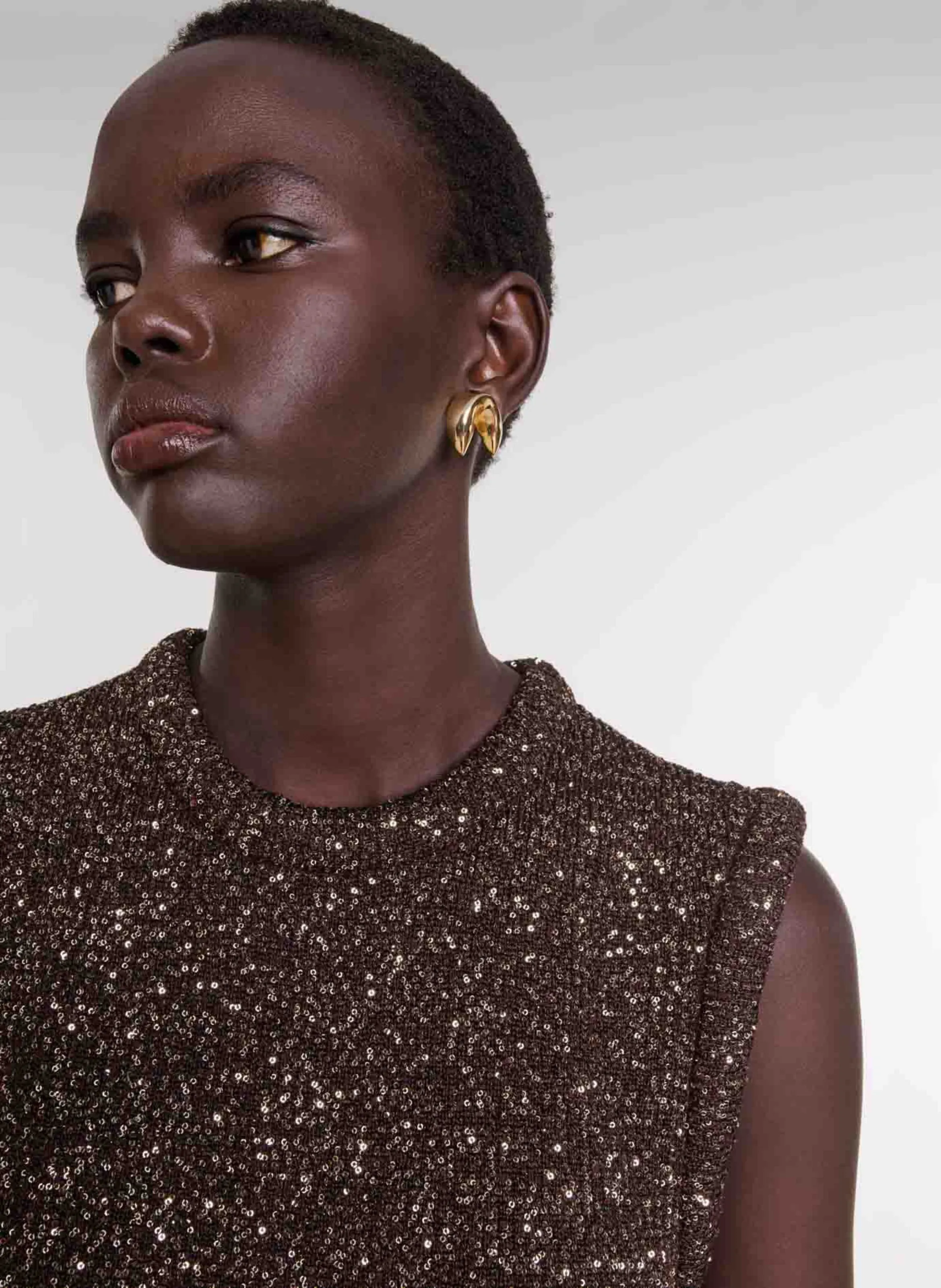 MAJE Vestido corto con cuello redondo y lentejuelas en marron