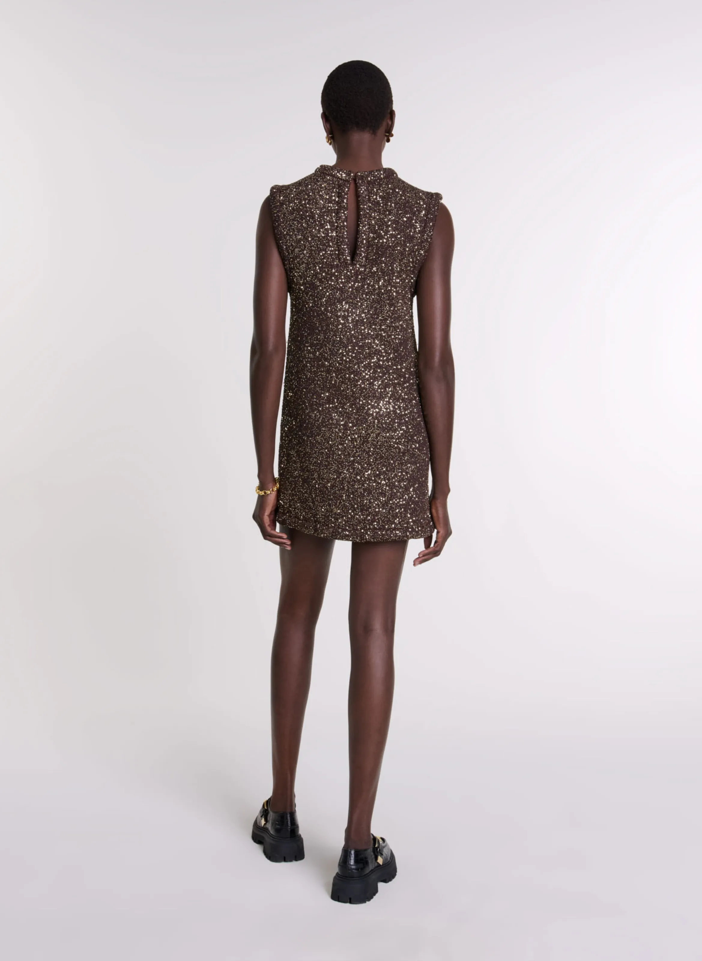 MAJE Vestido corto con cuello redondo y lentejuelas en marron