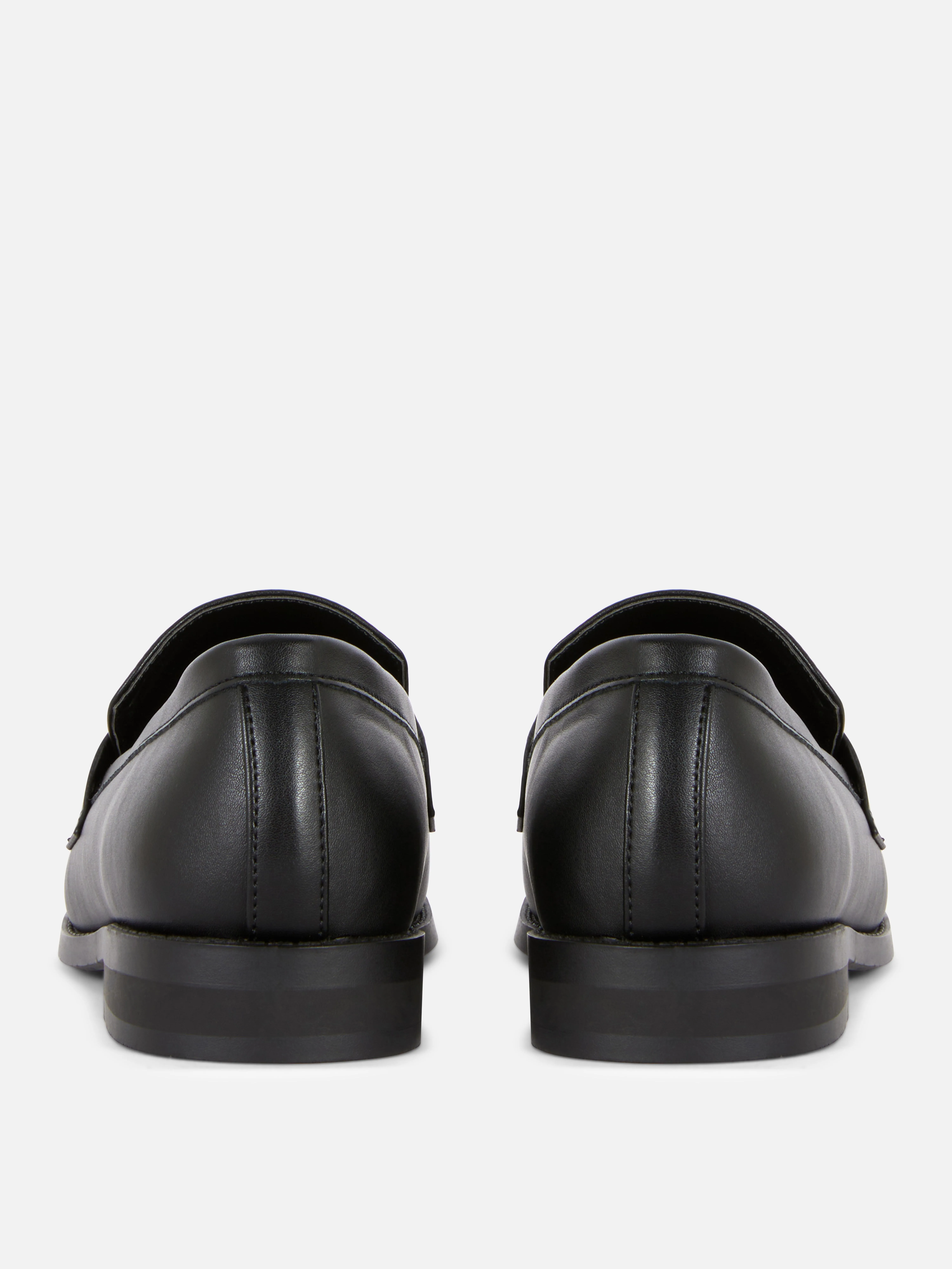 Mocasines con flecos y hebilla