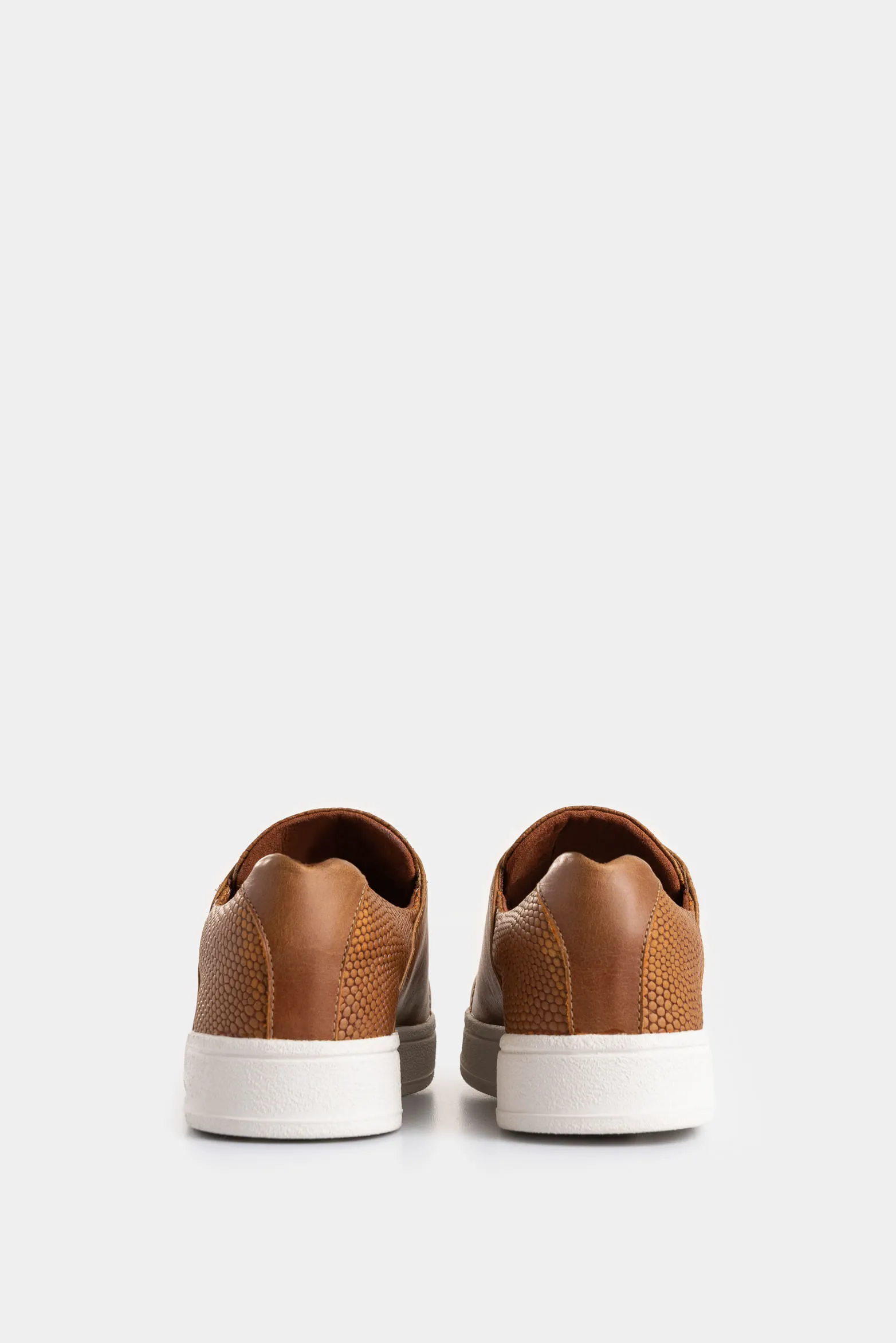Mocasines plataforma de cuero grabado