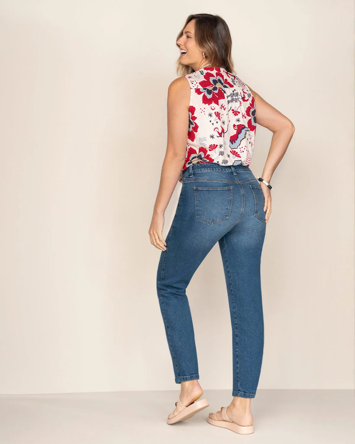 Mom jean con pretina con botón