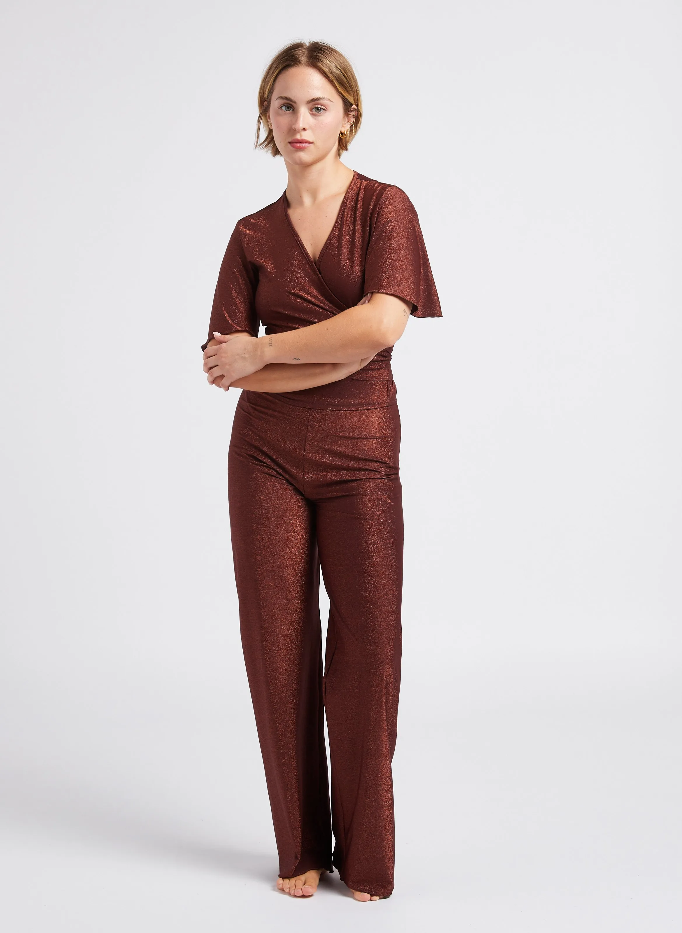 NATI  PANTALóN RECTO CON HILOS METALIZADOS Y BAJOS SIN REMATAR EN DORADO