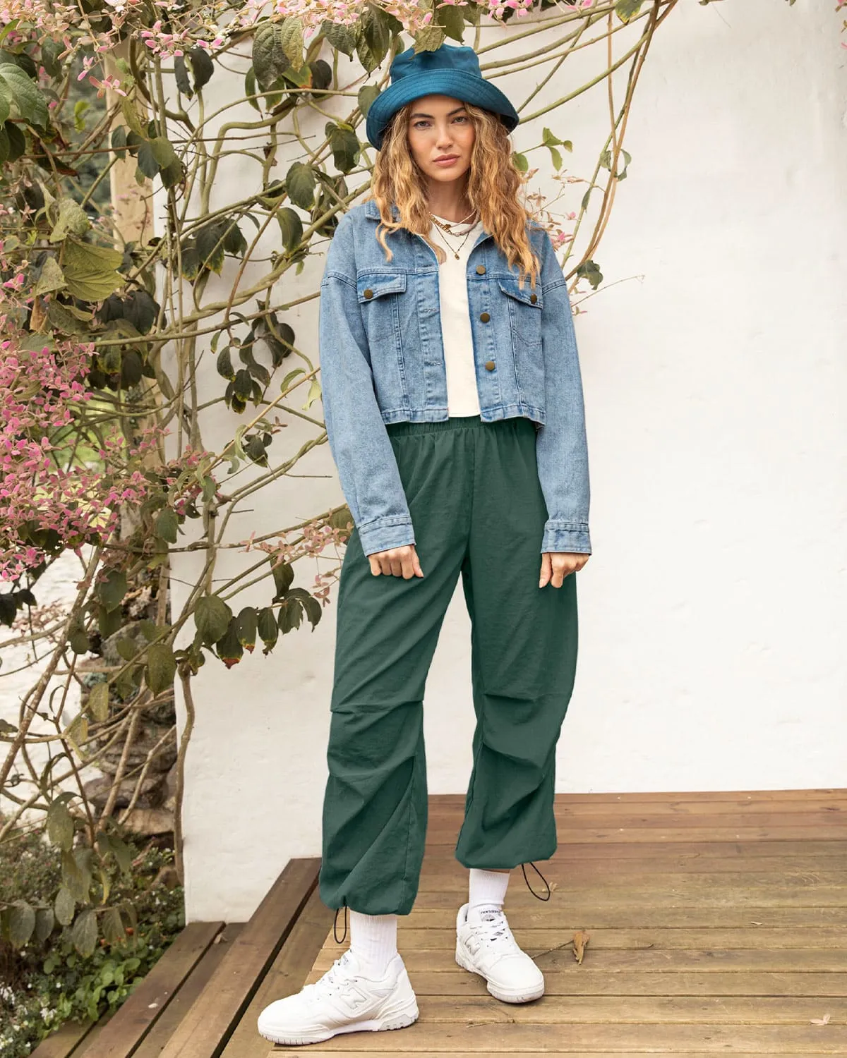 Pantalón parachute con elástico en cintura y bota