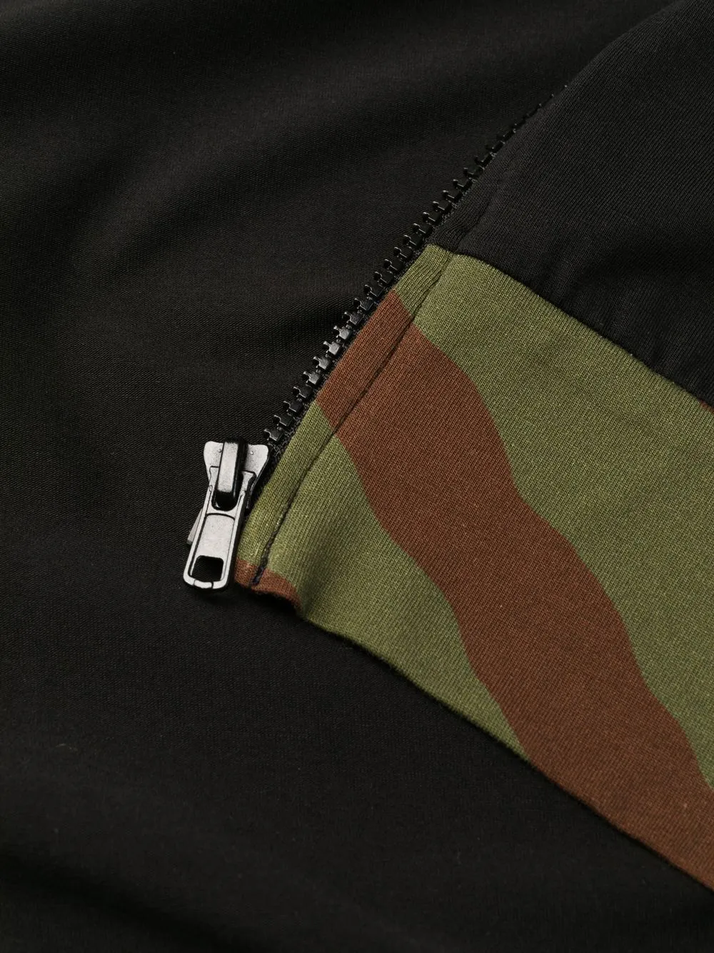 SUDADERA CREMALLERA Y CAPUCHA BANDA CAMUFLAJE