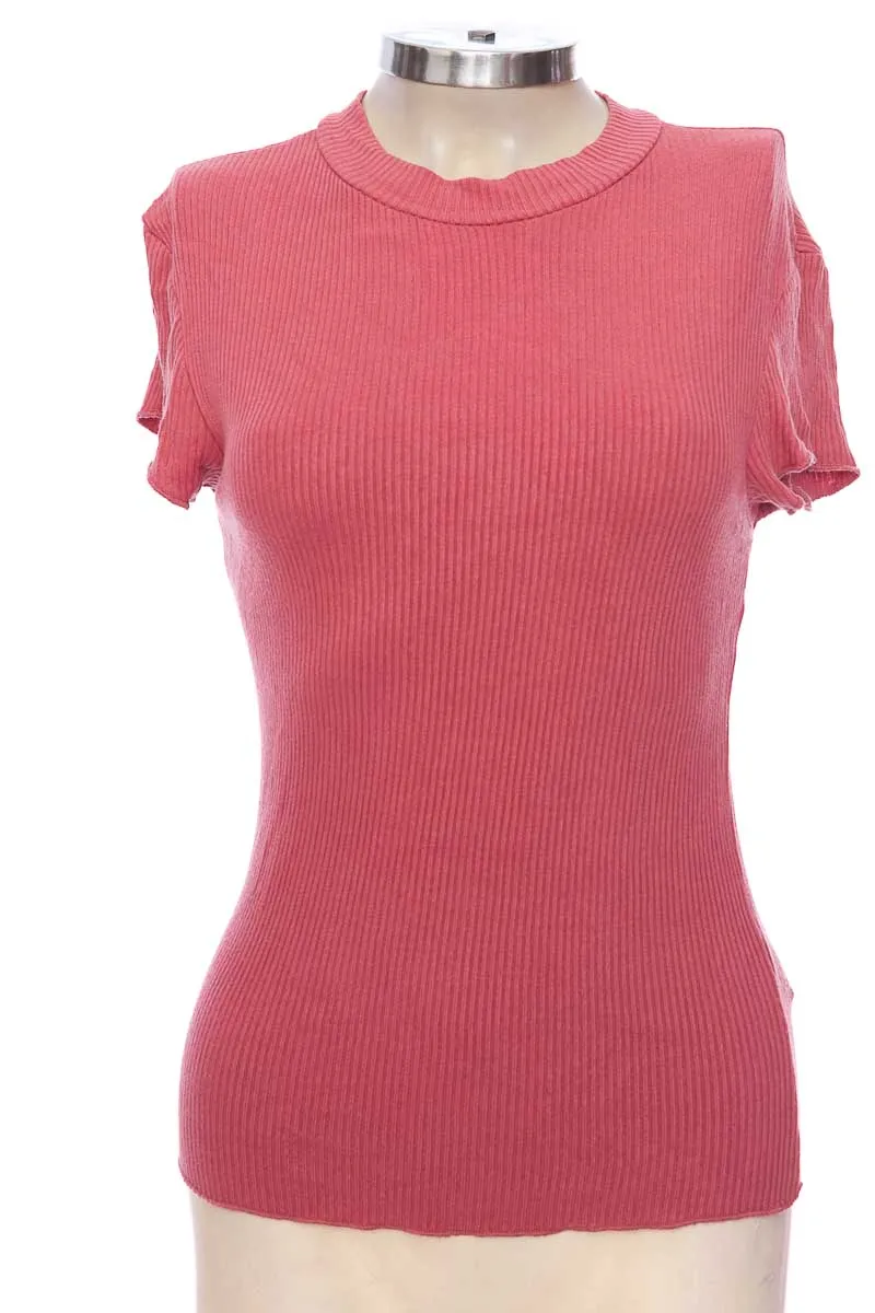 TOP / CAMISETA COLOR ROSADO  BERSHKA