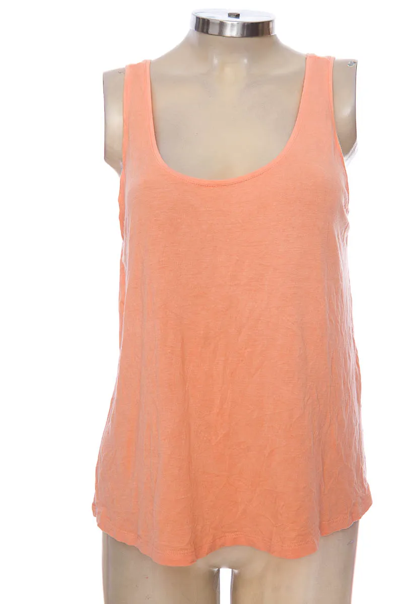 TOP / CAMISETA COLOR ROSADO  CLOSEANDO