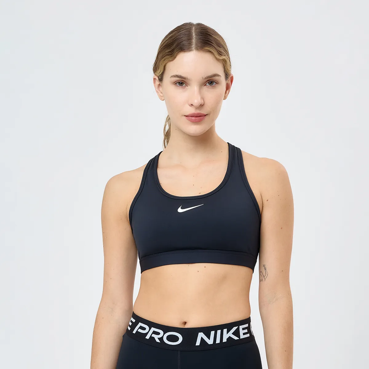 Top Nike Swoosh Medium Mujer