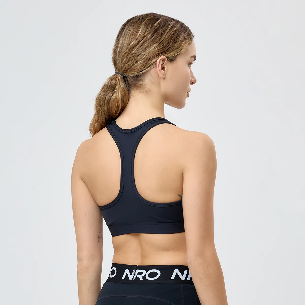 Top Nike Swoosh Medium Mujer